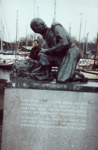 Statue of the boy with his finger in the dyke.